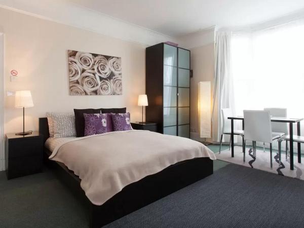 Home2Home-Rooms : photo 4 de la chambre chambre familiale avec salle de bains commune