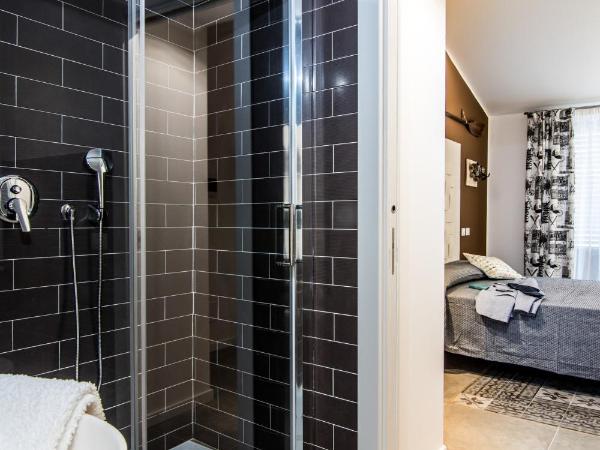 Ad Hoc Rooms : photo 8 de la chambre chambre double avec salle de bains privative
