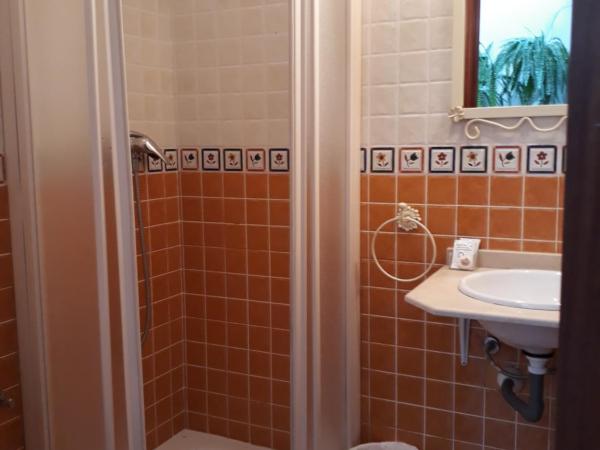 Pension Doña Trinidad : photo 2 de la chambre chambre lits jumeaux avec salle de bains privative séparée