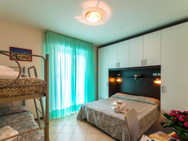 Hotel Milano 3S : photo 2 de la chambre chambre double classique avec lit d'appoint et balcon