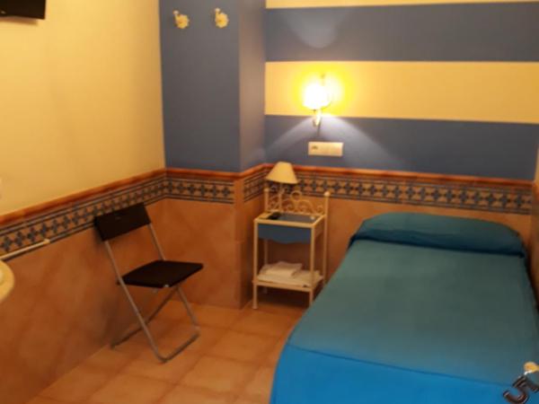 Pension Doña Trinidad : photo 1 de la chambre chambre simple avec salle de bains extérieure privative