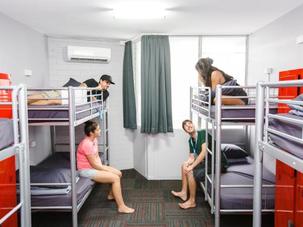 Mad Monkey Waterfront : photo 5 de la chambre lit dans dortoir mixte de 8 lits avec salle de bains