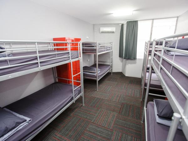 Mad Monkey Waterfront : photo 7 de la chambre lit dans dortoir mixte de 8 lits avec salle de bains