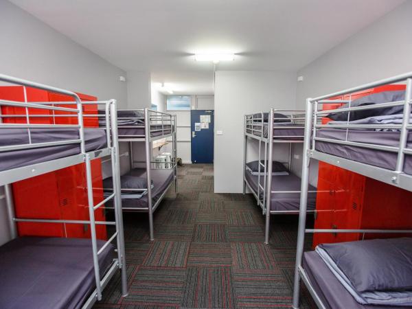 Mad Monkey Waterfront : photo 6 de la chambre lit dans dortoir mixte de 8 lits avec salle de bains