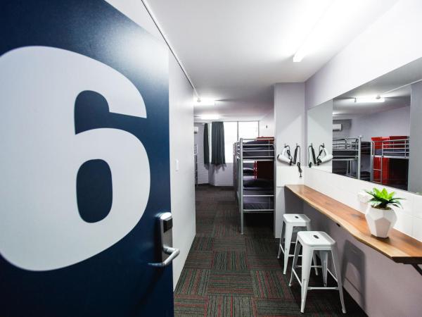 Mad Monkey Waterfront : photo 2 de la chambre lit dans dortoir féminin de 8 lits avec salle de bains