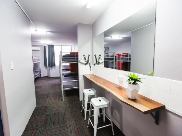 Mad Monkey Waterfront : photo 8 de la chambre lit dans dortoir mixte de 8 lits avec salle de bains