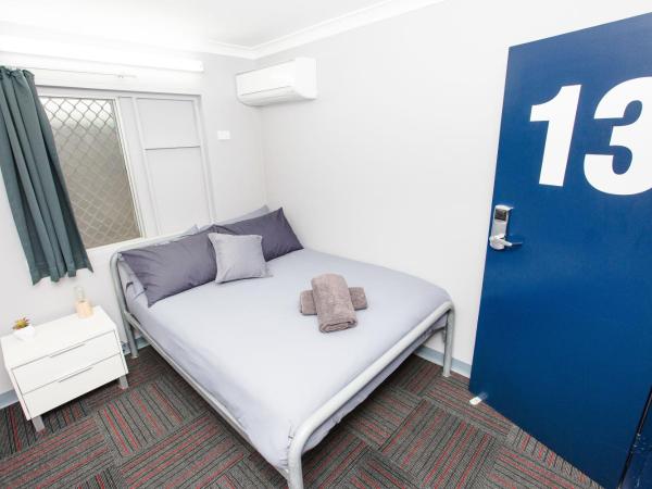 Mad Monkey Waterfront : photo 4 de la chambre chambre double avec salle de bains commune