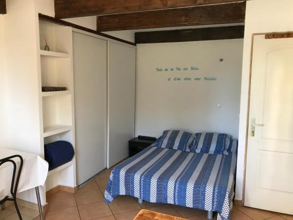 Bastide Ecurie Massilia : photo 1 de la chambre chambre double avec salle de bains commune