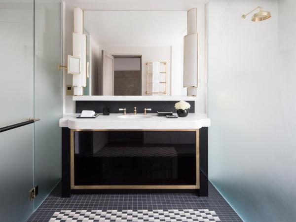 Four Seasons Hotel London at Ten Trinity Square : photo 5 de la chambre chambre supérieure avec lit king-size