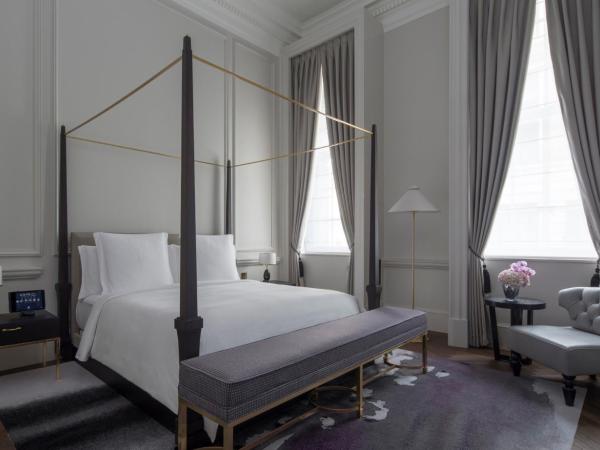 Four Seasons Hotel London at Ten Trinity Square : photo 6 de la chambre suite grand héritage lit king-size