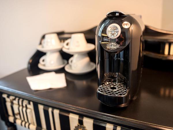 Le Pavillon du Golf d'Arras : photo 6 de la chambre chambre lit king-size - vue sur jardin