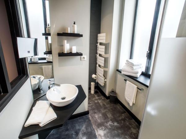 Le Pavillon du Golf d'Arras : photo 8 de la chambre chambre lit king-size - vue sur jardin