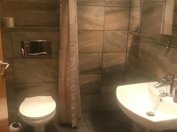 Boutique Hotel Sena : photo 9 de la chambre chambre lits jumeaux avec balcon et salle de bains commune