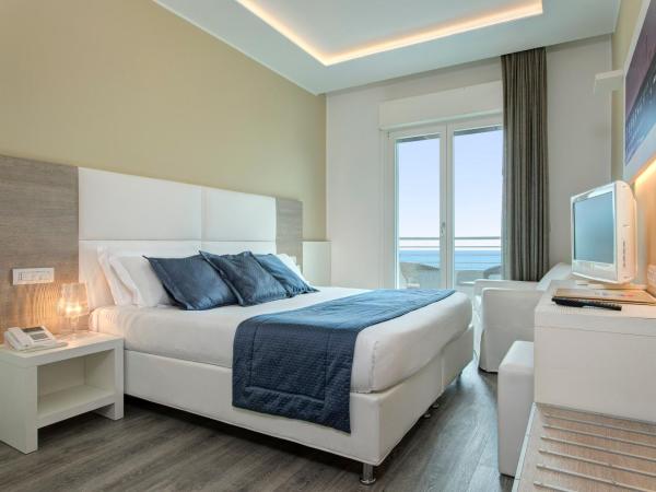 Hotel Aurora : photo 1 de la chambre chambre double ou lits jumeaux deluxe - vue sur mer