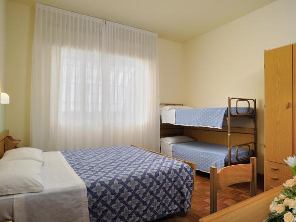 Hotel Capri : photo 1 de la chambre chambre quadruple standard
