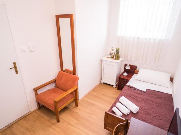 Hostel Vincentinum : photo 1 de la chambre chambre simple avec salle de bains privative