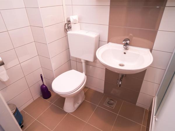 Hostel Vincentinum : photo 4 de la chambre chambre simple avec salle de bains privative