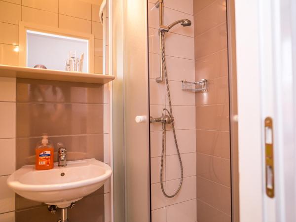 Hostel Vincentinum : photo 5 de la chambre chambre double ou lits jumeaux avec salle de bains privative