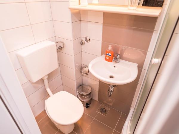 Hostel Vincentinum : photo 6 de la chambre chambre double ou lits jumeaux avec salle de bains privative