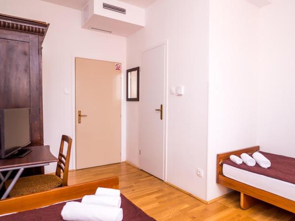 Hostel Vincentinum : photo 7 de la chambre chambre double ou lits jumeaux avec salle de bains privative