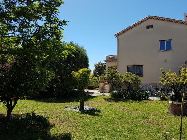 Villa Calliste : photo 1 de la chambre chambre lit queen-size avec salle de bains commune