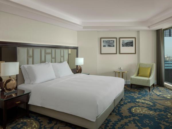 Radisson Blu Hotel, Dubai Deira Creek : photo 7 de la chambre chambre standard avec balcon - comprend une navette gratuite pour kite beach, dubai mall / burj khalifa - vue sur crique