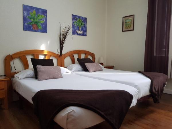 Pensión Leyre : photo 2 de la chambre chambre double ou lits jumeaux avec salle de bains commune