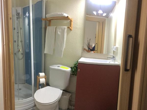 Pensión Leyre : photo 5 de la chambre chambre double ou lits jumeaux avec salle de bains privative