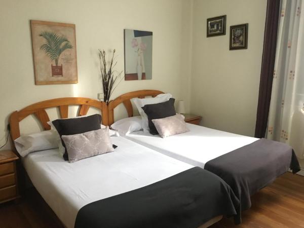 Pensión Leyre : photo 7 de la chambre chambre double ou lits jumeaux avec salle de bains privative