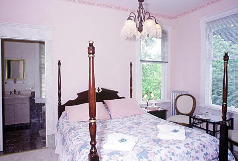 Balfour House : photo 2 de la chambre chambre lit queen-size avec salle de bains privative 