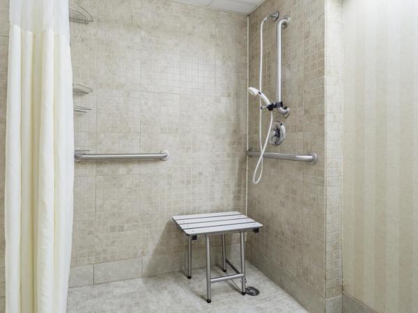 Days Inn by Wyndham Columbus East Airport : photo 2 de la chambre chambre lit king-size pour personnes à mobilité réduite - non-fumeurs