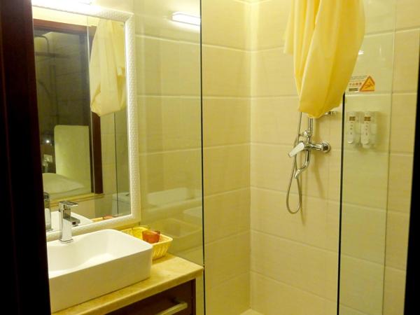 Hua Qi Kaiserdom Hotel Zhongshan Road St Michael's Cathedral and Zhanqiao Pier Qingdao : photo 5 de la chambre chambre lits jumeaux Économique sans fenêtre