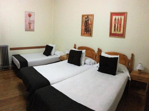 Pensión Leyre : photo 5 de la chambre chambre triple avec salle de bains commune