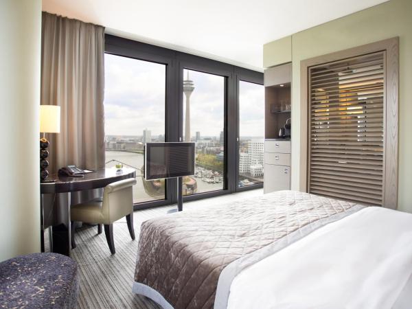 Hyatt Regency Dusseldorf : photo 1 de la chambre chambre lit king-size deluxe - vue sur port