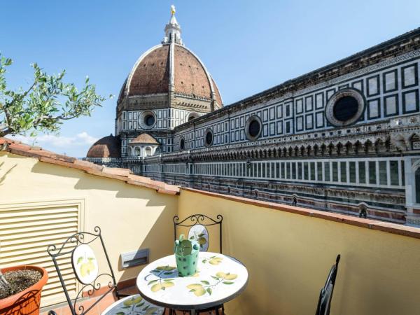 Palazzo Gamba Apartments al Duomo : photo 6 de la chambre appartement 3 chambres - vue sur dôme, baptistère et campanile