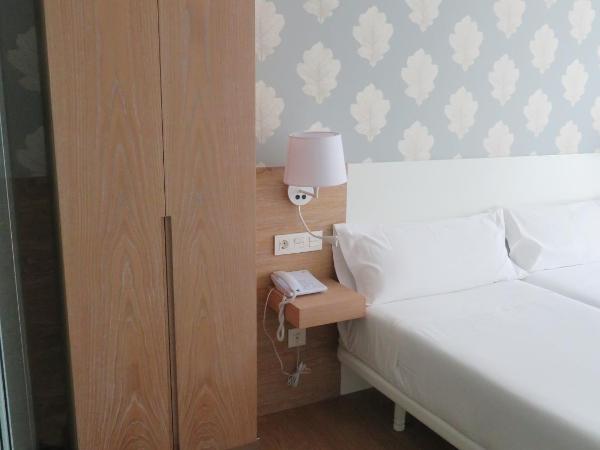 Deniké Grupo Atalaia : photo 8 de la chambre chambre double ou lits jumeaux - vue sur ville