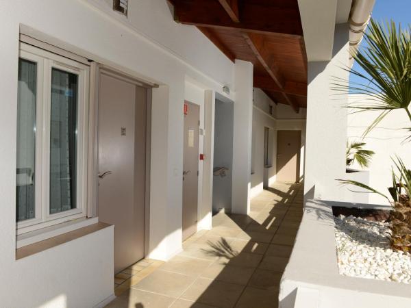 Le Maray : photo 2 de la chambre chambre double standard - côté cour - vue sur parking