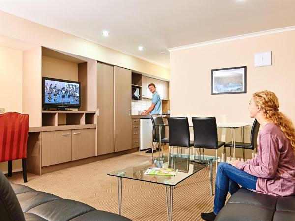 Auckland Airport Lodge : photo 4 de la chambre appartement 2 chambres avec 1 lit simple et 1 lit queen-size