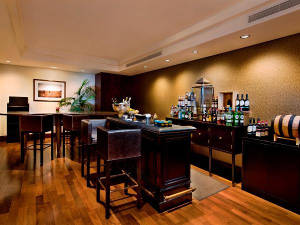 Fairmont The Palm : photo 6 de la chambre chambre lit king-size fairmont gold heritage avec accès au salon