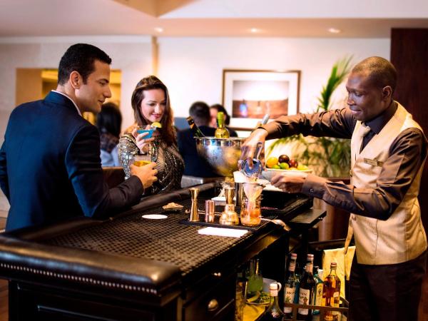 Fairmont The Palm : photo 8 de la chambre chambre lit king-size fairmont gold heritage avec accès au salon