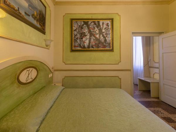 Antica Residenza D'Azeglio Room&Breakfast di Charme : photo 6 de la chambre suite junior