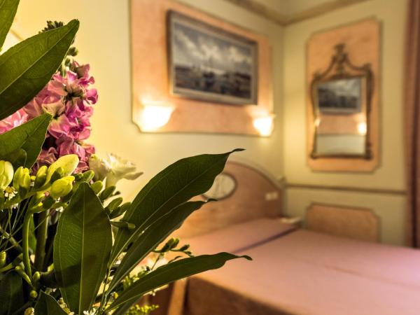 Antica Residenza D'Azeglio Room&Breakfast di Charme : photo 7 de la chambre chambre double ou lits jumeaux