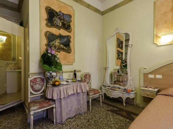 Antica Residenza D'Azeglio Room&Breakfast di Charme : photo 10 de la chambre chambre double ou lits jumeaux