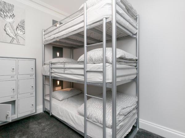 West End Hotel : photo 2 de la chambre lit dans un dortoir mixte de 6 lits avec salle de bains privative