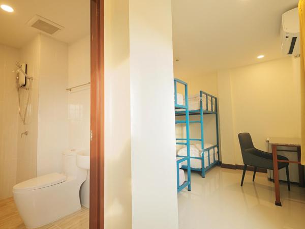 Happy Hostel : photo 2 de la chambre chambre quadruple avec salle de bains privative