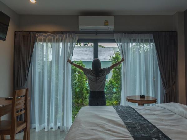 The Besavana Phuket - SHA Extra Plus : photo 4 de la chambre chambre lit king-size - vue sur piscine 