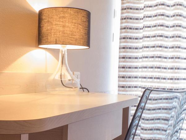 Logis Hôtel Restaurant La Vieille Ferme, Mâcon Nord : photo 2 de la chambre chambre double ou lits jumeaux - vue sur jardin