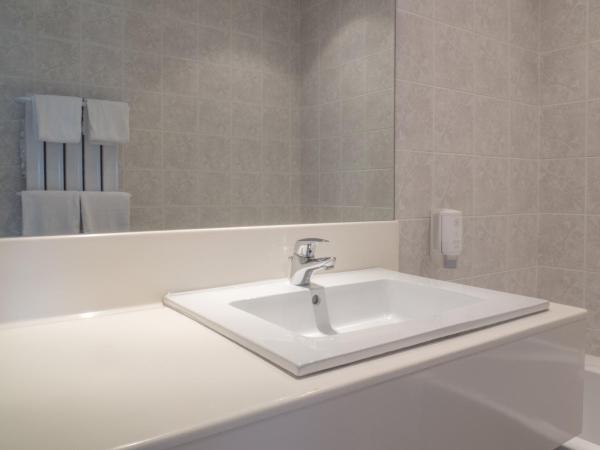 Logis Hôtel Restaurant La Vieille Ferme, Mâcon Nord : photo 3 de la chambre chambre double ou lits jumeaux - vue sur jardin