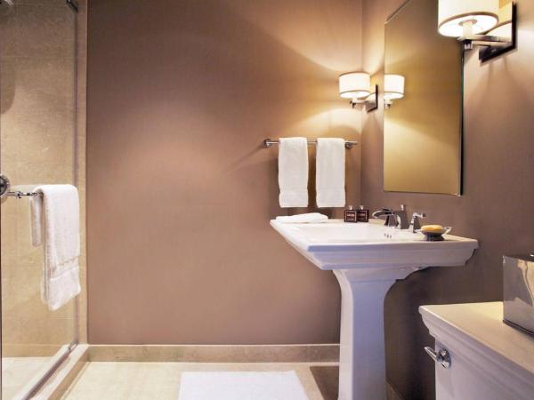 Trump International Hotel & Tower Chicago : photo 7 de la chambre suite de luxe avec lit king-size - vue sur ville