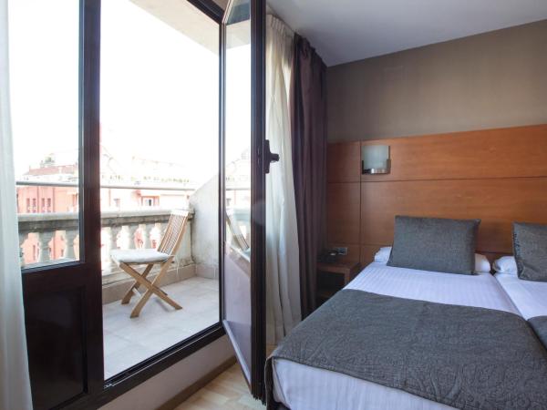 Hotel Via Augusta : photo 1 de la chambre chambre lits jumeaux avec balcon